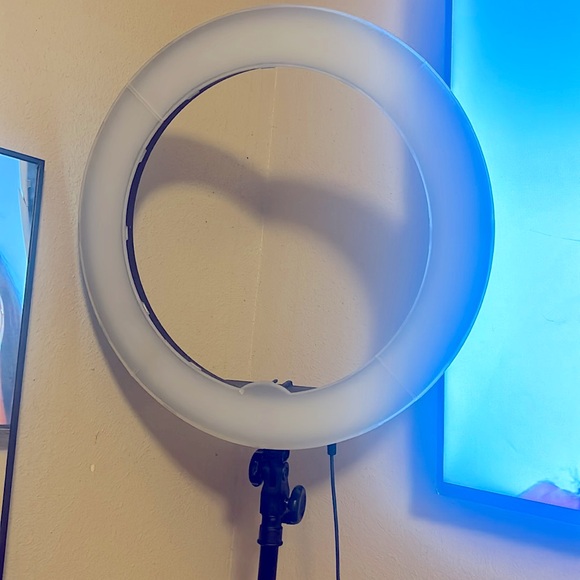 18 inch ring light adding a desk in the area so ring light have to go